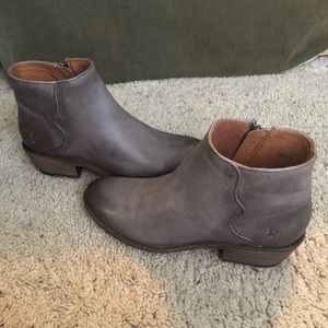 Frye Carson Piping Bootie size 9.5